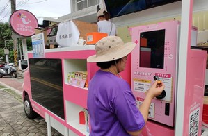 台東縣政府「TCar行動智能車」首場出勤,開跋至金峰鄉正興文健站提供移動式服務。