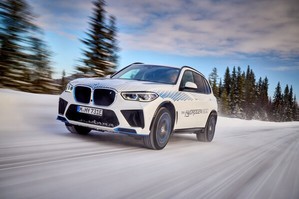 在BMW iX5 Hydrogen 氢燃料电池车辆中,燃料电池系统的关键技术为Garrett设计的电动空气压缩机。(source:BMW Group)