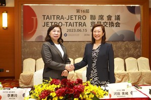 第16屆T-J會議首度由臺日雙方女性首長主持,外貿協會惠玲副秘書長(左)及JETRO河田美緒理事(右)合影。