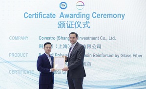 科思创获得TUV南德复合材料边框用聚氨窬材料认证证书。5月25日,客制化聚氨窬事业部??总裁马启明(右)代表科思创领取此证。
