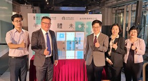 圖左起為教育部終身教育司簡任秘書魏仕哲、應材台灣區總裁余定陸、科教館館長劉火欽、台灣應材幕僚長陸藍珠、教育部青年發展署署長陳雪玉共同揭幕「創新!合作!半導體未來新展區」(攝影/陳復霞)