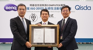 明基隹世达集团在COMPUTEX推动绿色展会及永续解决方案通过国际ISO永续认证,左起为英国标准协会东北亚区总经理蒲树盛、隹世达总经理黄汉州、明基总经理李文德