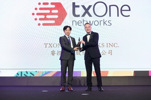 TXOne Networks荣获HR Asia『2023 年台湾亚洲最隹企业雇主奖』,图为TXOne Networks人资长庄朝浚(左)和HR Asia总编辑吴恩明(右)