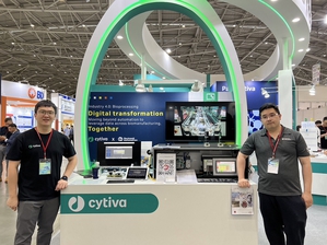 洛克威尔自动化 Lifecycle Services 事业部资深经理王展帆(右)与 Cytiva Zone Service 经理廖显达(左)展示双方合作的一系列生技制药业数位转型方案。