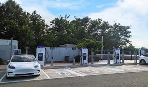 台达通过验证的350kW直流超快充电桩年底前即将在国道苏澳、泰安、仁德等服务区设置完成,提供南北往来的电动车与电动巴士快速补电