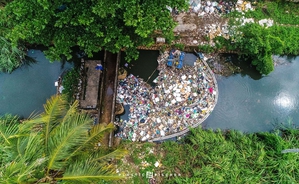 Plastic Fischer 开发用於建造漂浮屏障的模组化系统「TrashBoom」追求三 L 方法当地(local)、低技术(low-tech)和低成本(low-cost),可节省碳排放、时间和金钱,并确保快速维修和可扩展。