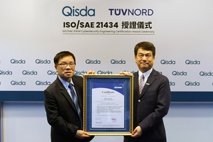 佳世達通過ISO/SAE 21434持續強化車載安全,左起為TUV NORD台灣區總經理葉政治、佳世達總經理黃漢州。