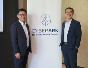 CyberArk北亞區總監謝文駿(右)、CyberArk大中華區技術顧問黃開印(左)