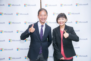 台湾微软首席营运长陈慧蓉(右)及微软亚洲首席资安官花村?(Minoru Hanamura)(左)分享资安攻击最新趋势,并首度公开说明及展示生成式AI Security Copilot。