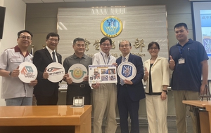 图左起:八方国土绘制经理陈俊杰、经纬航太董事长罗正方、高雄市旗津区卫生所所长陈朝东、国卫院蚊媒中心专案助研究员刘韦良、学术发展处处长刘俊扬、蚊媒中心主任齐嘉??、研究助理陈毓轩合影。
