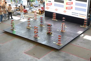 图为2023抗震杯竞赛研究生组模型准备接受测试,最後由成功大学土木所胜出夺得首奖。