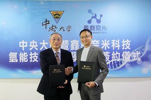 鑫鼎奈米與中央大學攜手推動海水製氫關鍵技術研發,圖為中央大學副校長顏上堯(右)與鑫鼎奈米總經理張培俊(左)完成產學合作簽約儀式。