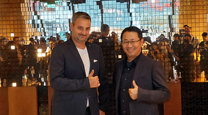 左起}W Hotel总经理哲仁廷(Bastien Giannetti,??创科技董事长李允立,於全球首款MicroLED互动装置艺术前合影