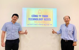 ACECL业务总监许富景(左)与筑波科技公司代表许楝材合影