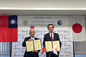成大半导体学院院长苏炎坤(左一)率团赴日,与日本熊本高专校长高松洋(右一)共同签署合作意向书