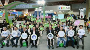 「2023数位科技解决方案竞赛」颁奖典礼,由数位部数产署??署长林俊秀(前排右4)及资策会数转院总监洪毓良(前排左4)与出题单位、获奖团队合影。