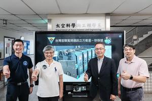 央大與鴻海集團共同研製立方衛星「珍珠號」成功發射,左起為央大太空系主任張起維、劉正彥教授、校長周景揚和趙吉光教授;以及「珍珠號」立方衛星模型與科學酬載CIP先進電離層探測儀展示。