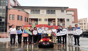 屏東縣政府、金利食安科技公司與建東精工公司等相關人員,一同合影見證此次捐贈儀式的圓滿舉行。