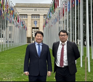 資策會執行長暨AFACT中華民國代表卓政宏(左)受邀出席於瑞士日內瓦聯合國歐洲總部舉辦的聯合國貿易便捷化與電子商務中心(UN/CEFACT)第29屆大會。
