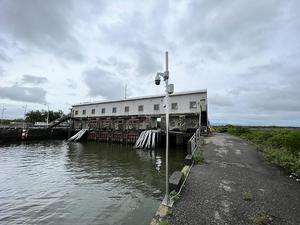 屏东县林边抽水站建置监控设施(CCTV)采用先进的感测技术,出水囗监控设施即使在夜间也能够提供良好可视范围。