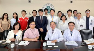 金屬中心與臺中榮總針對智慧醫療與臨床場域驗證建立長期合作,金屬中心副執行長林志隆(前排左二)及臺中榮總院長陳適安醫師(前排左三)合影