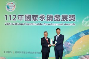 联华电子四度获颁第19届国家永续发展奖,由行政院院长陈建仁(左)颁奖给联电??总经理吴宗贤(右),肯定联电在永续发展方面的长期耕耘。