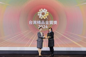 台達機電事業群行銷部經理胡嘉平女士(右)獲經濟部部長王美花頒發2024年「台灣精品金質獎」。得獎的全新模組機器人RS-M系列組合彈性多變,可滿足不同產線應用需求。