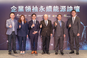 台達能源宣佈正式取得再生能源售電業執照,台達電子副董事長柯子興(右三)、台達能源總經理張立業(左三)以及各領域合作夥伴合影。