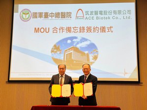 為促進智慧醫療資訊系統方案、AI人工智慧技術與臨床應用,國軍臺中總醫院院長陳盈凱(左)、筑波醫電董事長許深福(右)簽署合作備忘錄。