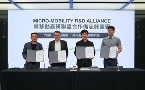 由台湾设计研究院院长张基义(右2)、倚天酷??总经理锺逸钧(右1)、路加服务总经理林志嘉(左2)及州巧科技处长黄子建(左1)签署微移动产研联盟合作备忘录,结合各单位资源展在未来开合作。