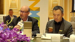 NXP全球销售执行??总裁Ron Martino(左),台湾区业务总经理臧益群(右)