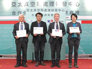 圖左至右為金屬中心董事長林仁益、經濟部產業技術司科長何
祥瑋、法國在台協會商務處處長Francois Cotier、法國ECM Group集
團熱處理部處長Lei Zhao等人合影。