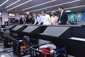 纺织材质智能分选系统结合近红外光快速遥测及AI智能学习演算模型,协助旧衣回收业者进行精准材质分类,目前已完成公信验证,让AI助攻净零排碳。