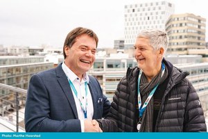 Nordic Semiconductor ASA新任执行长Vegard Wollan (图左) ,与领导公司二十多年即将卸任的Svenn-Tore Larsen合影。