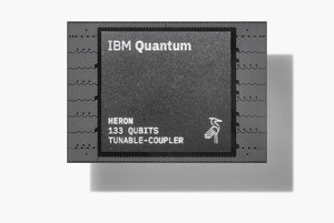 IBM在年度量子高峰会发表代号为「苍鹭」的 IBM Quantum Heron 处理器。(图片来源:Ryan Lavine 授权IBM)