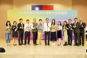 桃園市政府環境保護局辦理112年環境永續聯合頒獎典禮,桃園市長張善政(中)頒獎表揚績優單位,中華精測 (右五) 獲頒「111年績優民間企業及團體綠色採購單位」年度獎。