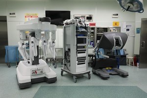 花蓮慈濟醫院為東台灣引進最新型的達文西手術系統,婦產部主任丁大清(中)、婦科微創手術中心主任龐?醛(右)、婦產科病房主任李佩蓁(左),透過新型達文西手術系統為患者進行精準微創手術。