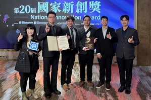 黃裕清副教授(左三)與吳明忠教授(左二)所組的跨校研發團隊,榮獲國家新創獎肯定。