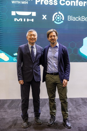 MIH開放電動車平台執行長鄭顯聰(左)與BlackBerry 資深副總裁暨 IVY 平台總經理 Vito Giallorenzo(右)宣布雙方合作計畫。