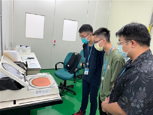 工程人才至工研院场域操作晶圆切割,提升实作经验。(图/工研院提供)