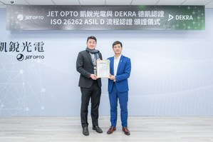 DEKRA德凱台灣董事總經理李俊儀(右)頒發DEKRA德凱ISO 26262 ASIL-D功能安全流程認證證書予凱銳光電董事長林傳凱。