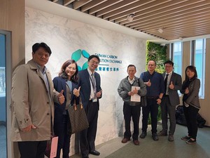 圖左起為新北市綠色能源產業聯盟常務監事陳恩澤、秘書長賴欣儀、臺灣碳權交易所總經理田建中、台灣碳公益行動基金會董事長沈世宏、亞瑞仕國際驗證執行長陳勁宇、總經理陳建璋與經理吳亭怡合影。