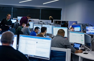 微软与 OpenAI 及MITRE 合作,透过 AI 的威胁侦测、行为分析、机器学习模型、零信任原则以及加强验证,保护免受网路威胁攻击。