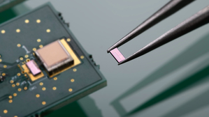 imec的無線充電晶片概念驗證係基於超音波技術,獨立展示其尺寸僅有0.75mm×1.88mm,以65奈米CMOS技術製造,並配備壓電式微機械超音波換能器(PMUT),全部整合於一塊電路板。