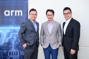 (左起)Arm首席应用工程师 徐焕升、Arm 台湾总裁 曾志光、Arm 应用工程总监 徐达勇