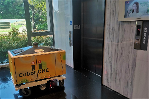 工研院機器人外送員Cubot ONE能精準接收訂單、執行外送任務,還能自主呼叫及搭乘電梯,完成跨樓層配送。