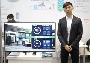 新動智能總經理詹嘉文展示全台首創「電動車隊智能充電管理系統」解決方案,能夠用AI有效提升充電效率、降低營運成本,解決全球電動化商用車隊痛點。