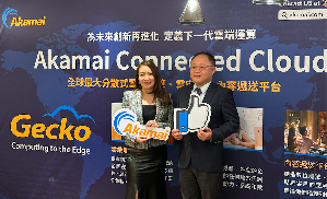 藍新集團劉雲輝總經理(右)見證Akamai創新再進化,守護金融科技的發展