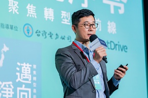 聯齊科技執行長顏哲淵發布「需量預測型 AI」提升光儲能效,為企業推進淨零效益。