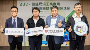 金属中心携手志豪工业开发混氢燃烧锅炉,图左起为金属中心升级处处长林??育、经济部产业技术司何祥??科长、志豪工业张松竹总经理及金属中心制程处处长郑炳国合影。